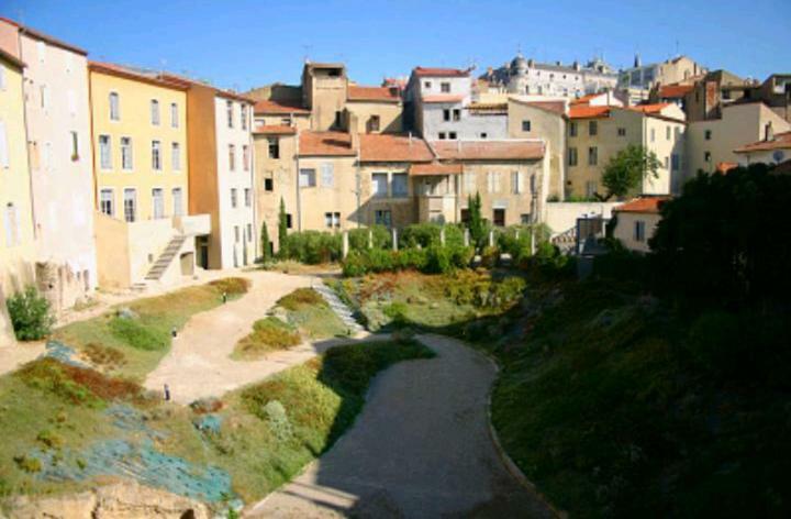דירות בזייה Le Petit Nid Des Arenes מראה חיצוני תמונה